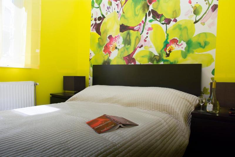 Vibrant 3 Bedroom Apartment In The Pulsing Heart Of Budapest - image 12