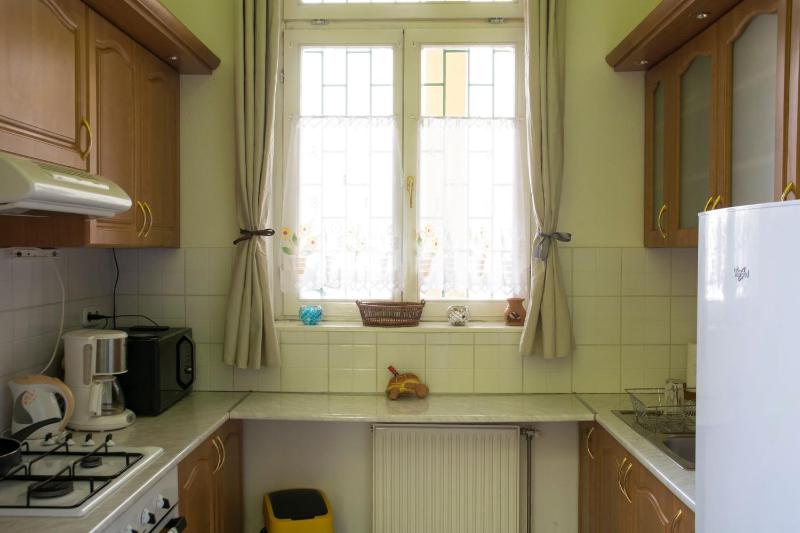 Vibrant 3 Bedroom Apartment In The Pulsing Heart Of Budapest - image 10