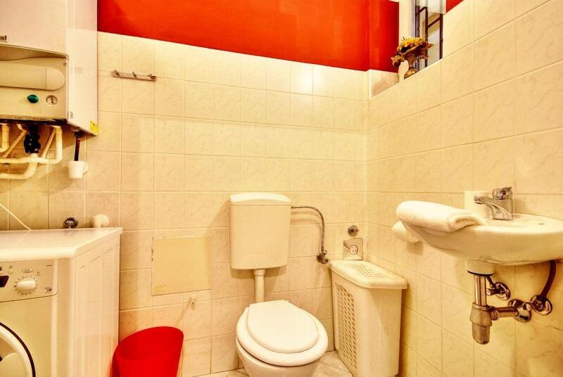 Vibrant 3 Bedroom Apartment In The Pulsing Heart Of Budapest - image 14