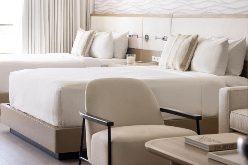 Queen/Queen Room with View and Balcony image 3