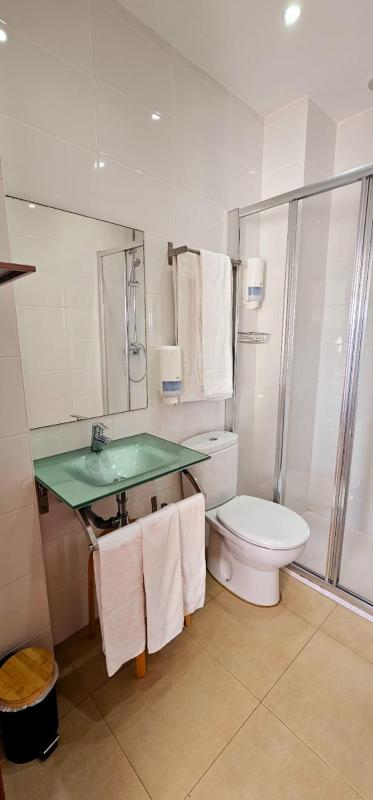 Triple Room with Private Bathroom image 4