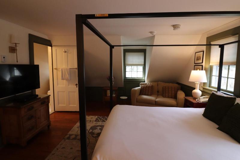 Queen Room with Twin Sofa Bed image 3