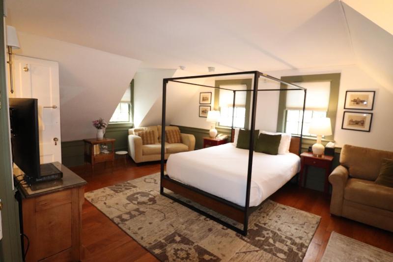 Queen Room with Twin Sofa Bed image 2