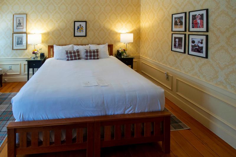 Twin Room or King Room with Stall Shower image 2