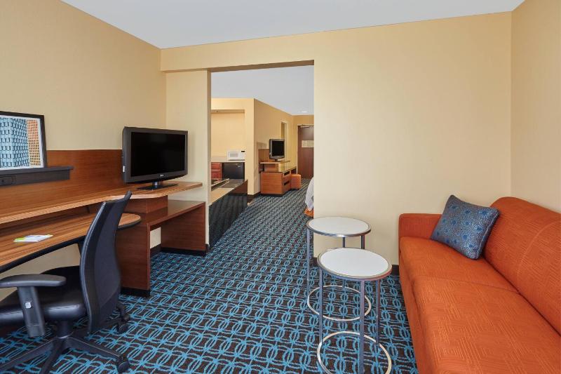 1 Bedroom Suite, 1 King, Sofa bed, Whirlpool image 2