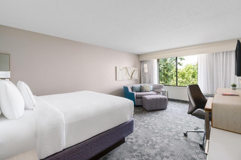 King Room with Sofa Bed image 3
