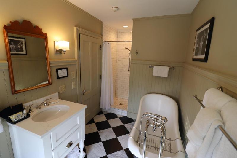 Queen Room image 3