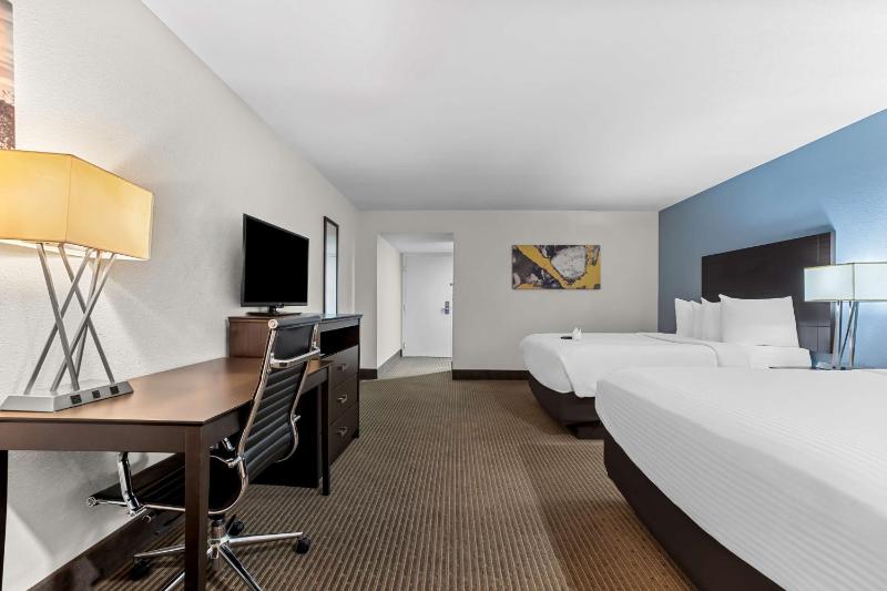 Queen Room with Two Queen Beds image 3