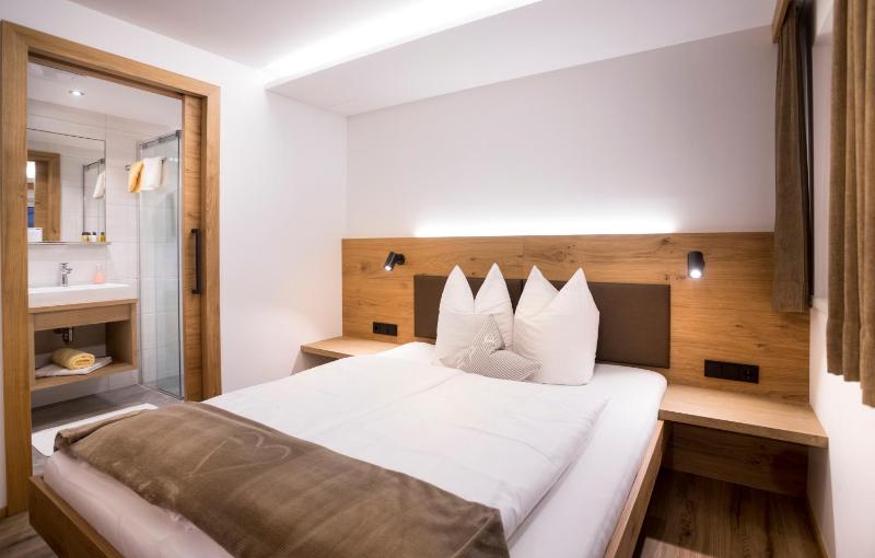 Deluxe Two-Bedroom Apartment with Garden View image 3