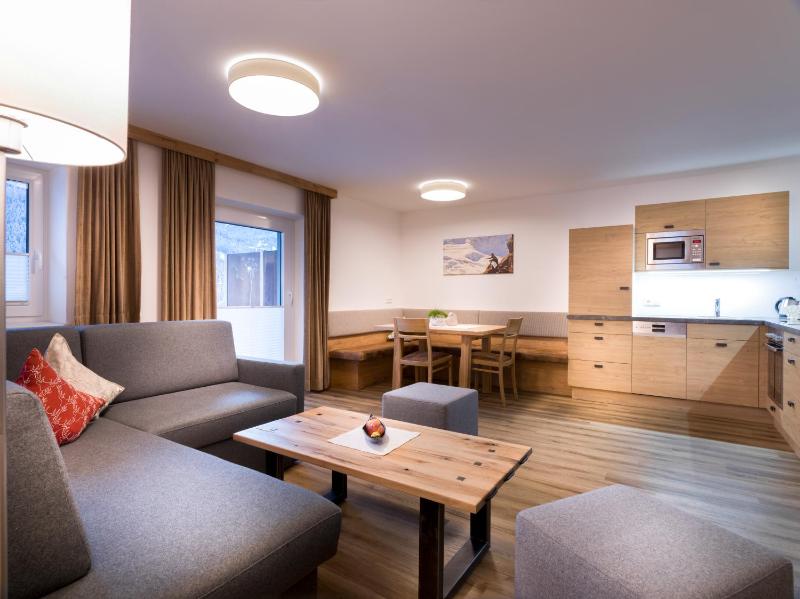 Deluxe Two-Bedroom Apartment with Garden View image 2