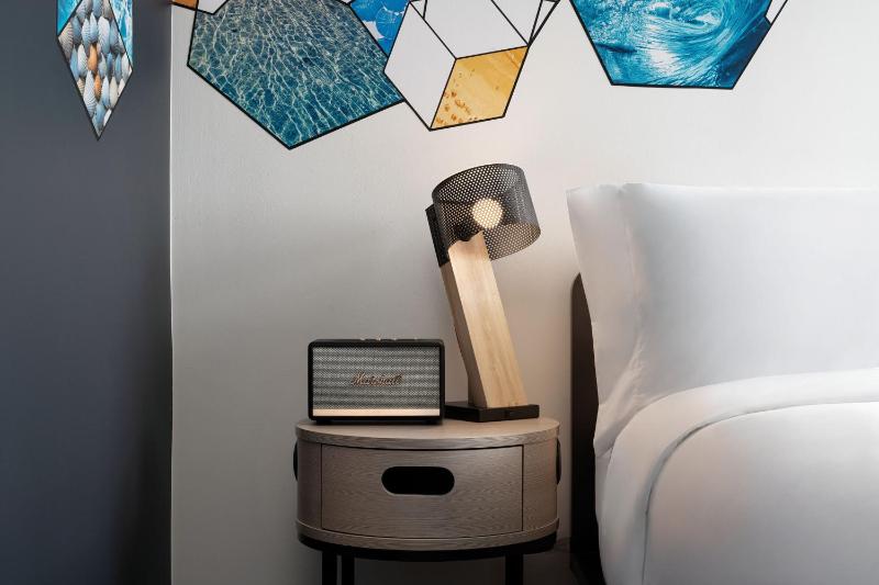 Guest room, 2 Queen, City view image 2