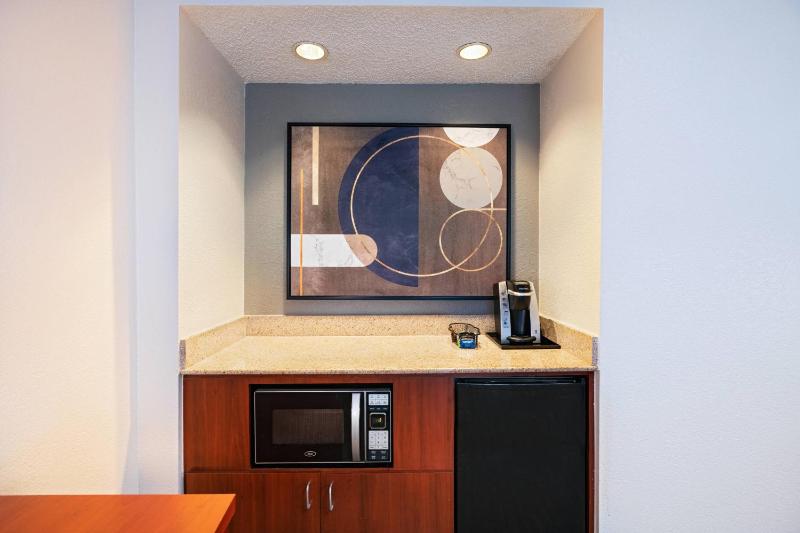 One-Bedroom Double/Double Suite with Sofa Bed image 2