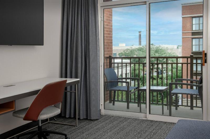 Courtyard by Marriott Savannah Downtown/Historic District - image 2