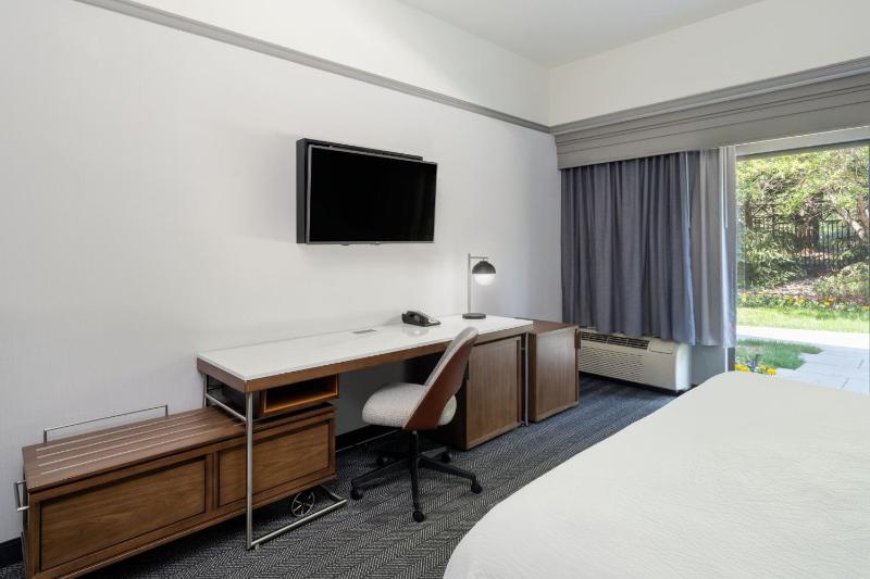 King Room with Sofa Bed and Courtyard View image 4