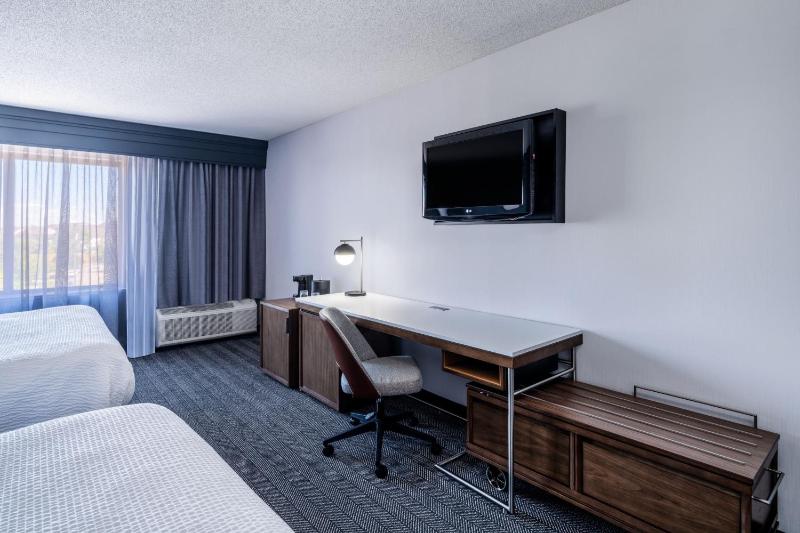 Queen Room with Two Queen Beds and Courtyard View image 4