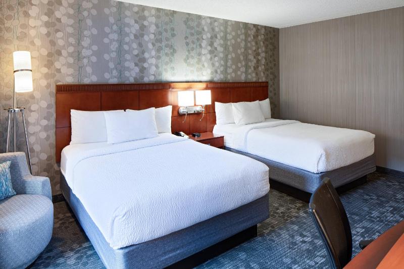 Queen Room with Two Queen Beds image 3