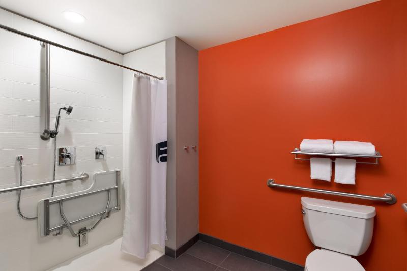 King Room - Hearing Accessible image 4