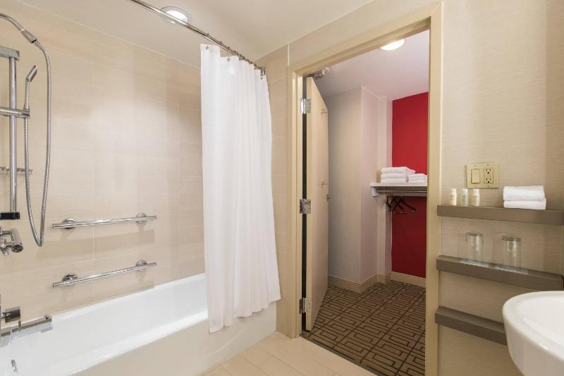 Deluxe King or Double Room image 4