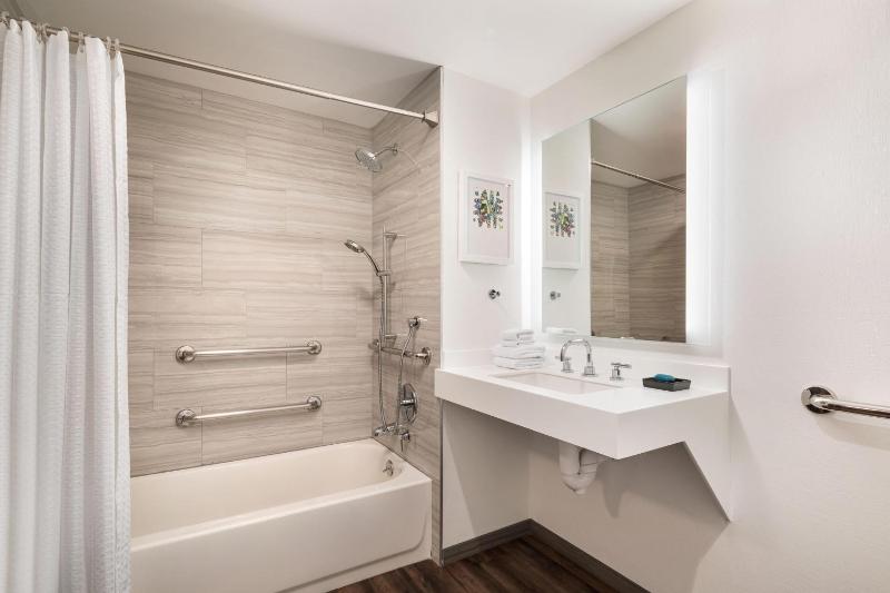 King Room - Disability Access Hearing with Bathtub image 3