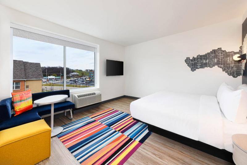 Suite, 1 King, Sofa bed image 3