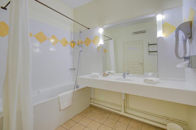 Deluxe Quadruple Room image 2