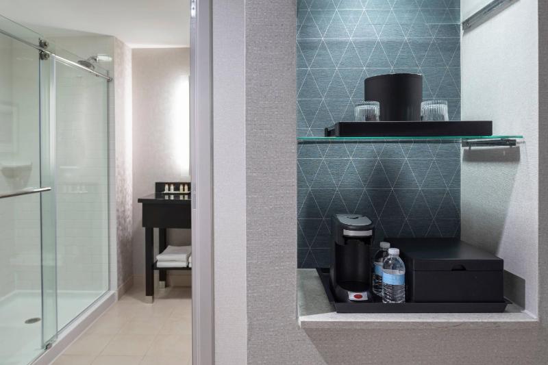 Deluxe King Room image 2