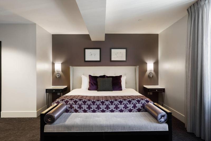 Deluxe King Room image 3