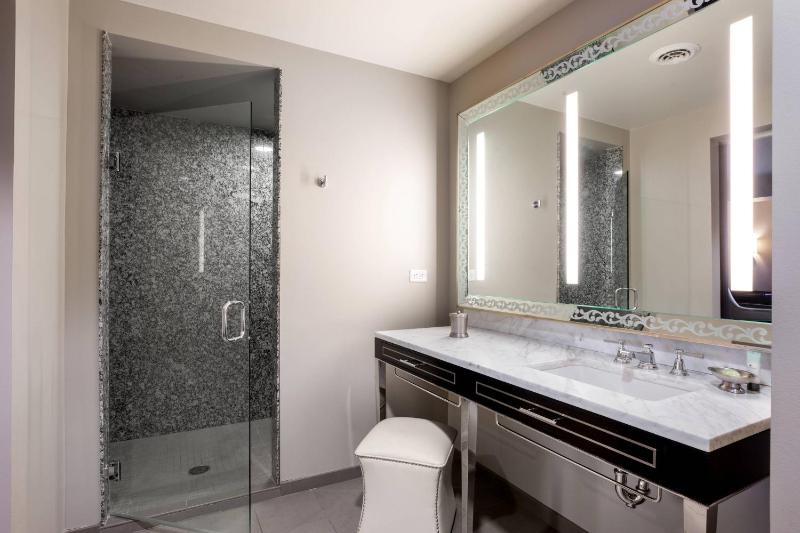 Deluxe King Room image 3