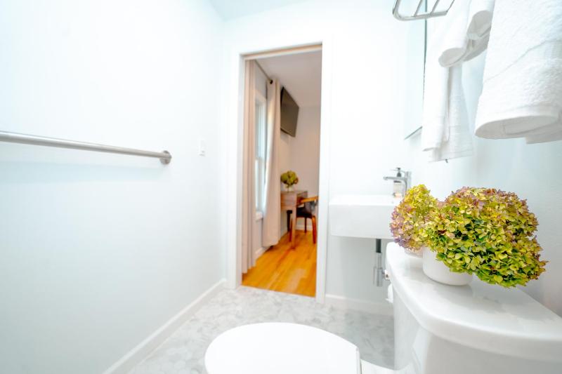 Queen Room image 2