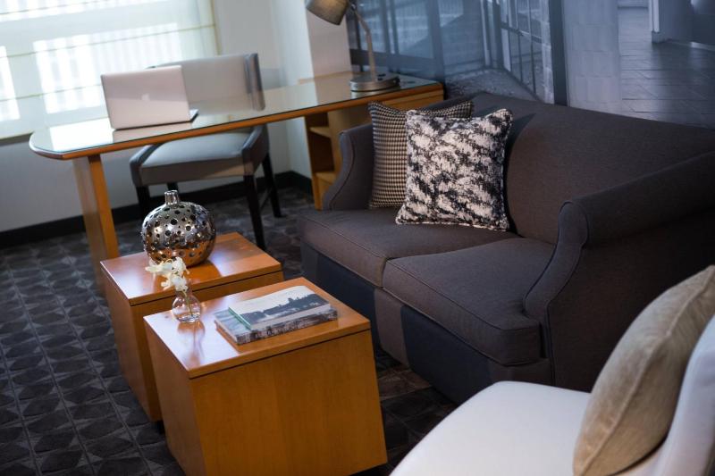 One-Bedroom Suite with King Bed image 3