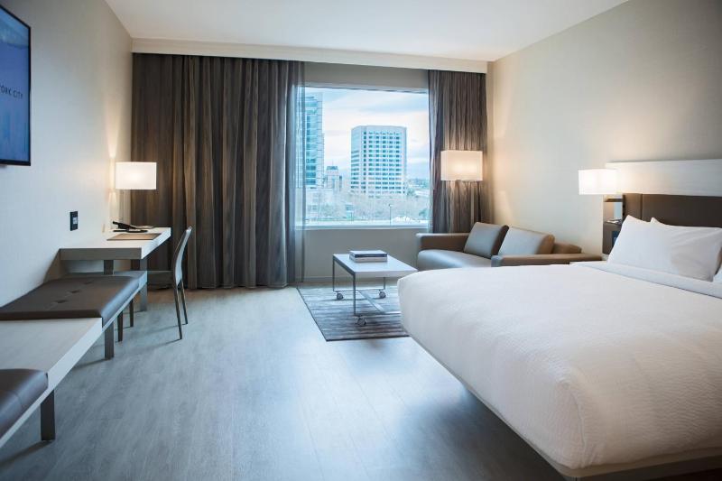 Executive King Room with Sofa Bed image 3