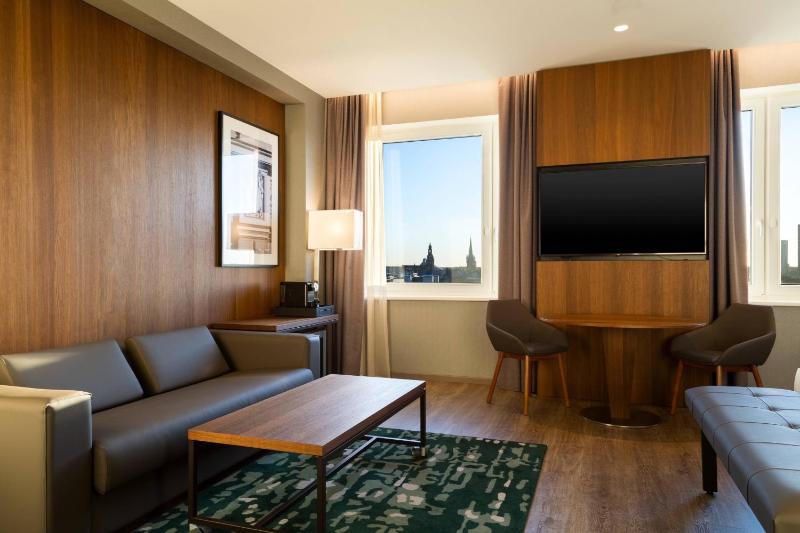 Executive, Guest room, 1 King, Sofa bed image 4