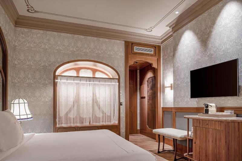 Standard, Guest room, 1 Queen, City view image 3