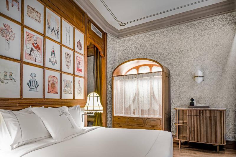 Standard, Guest room, 1 King, City view image 3