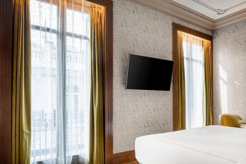 Standard, Guest room, 1 King, City view image 4
