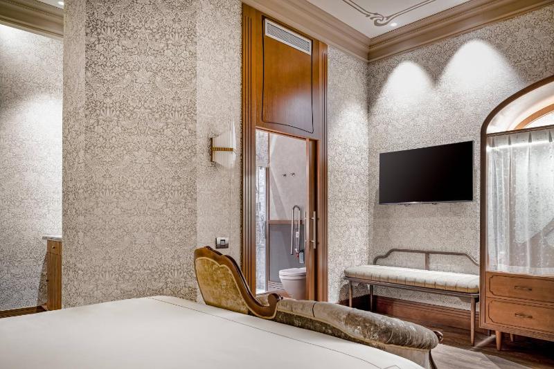 Standard Interior, Guest room, 1 King, Courtyard view image 4