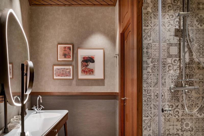 Standard Interior, Guest room, 1 King, Courtyard view image 3