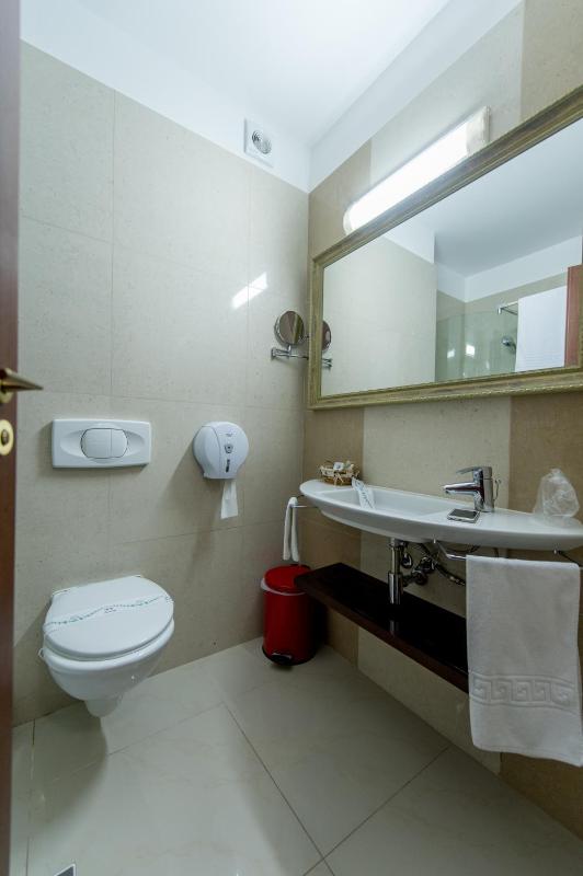 Twin Room image 4