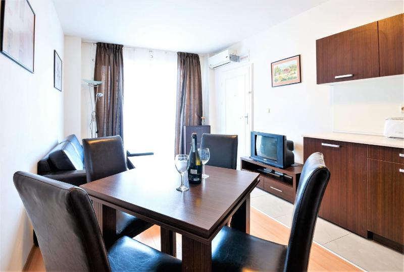Seaside Apartment with 2 Bedrooms for up to 5 Guests - image 3