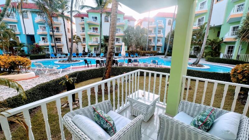 Pool View Walk to Beach Shops Dining Fast Wifi - image 8