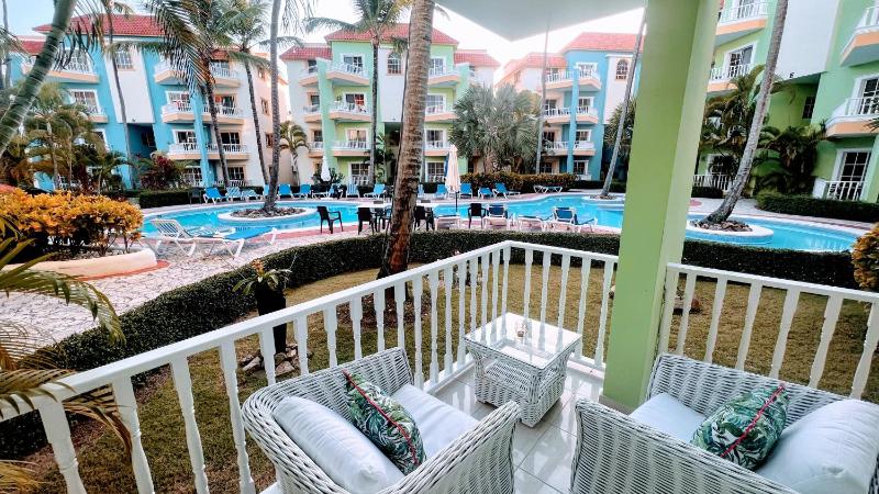 Pool View Walk to Beach Shops Dining Fast Wifi - image 15