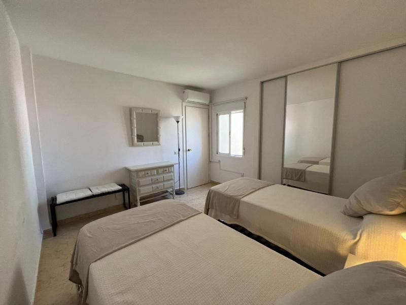 Lovely 2 bedroom apartment near the beach - image 16