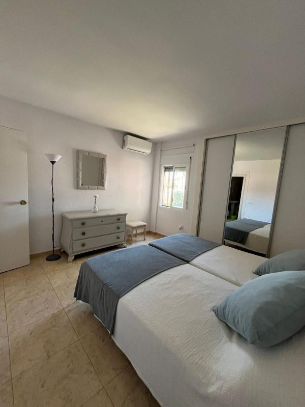Lovely 2 bedroom apartment near the beach - image 13
