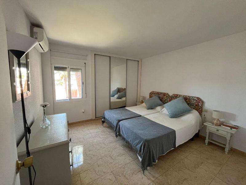 Lovely 2 bedroom apartment near the beach - image 8