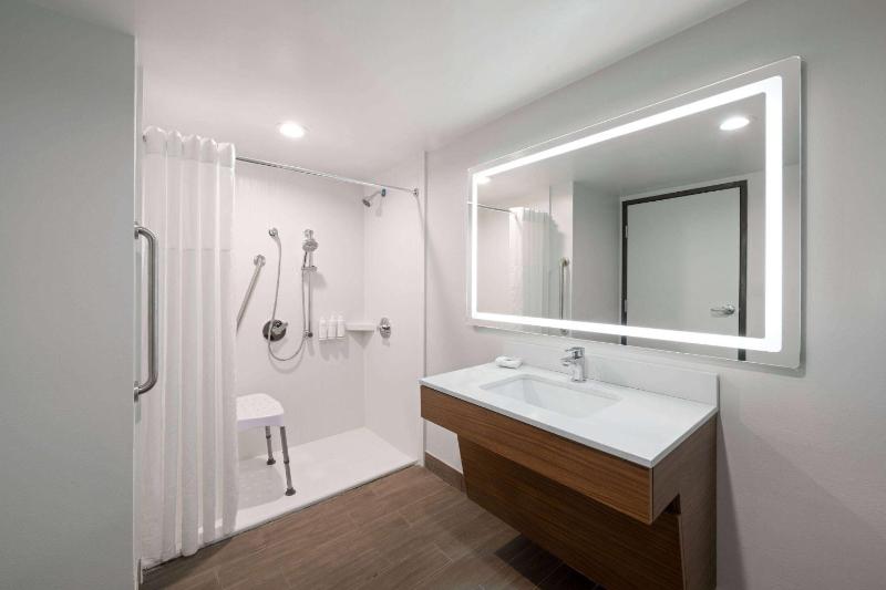 King Room with Bath Tub - Mobility Accessible/Non-Smoking image 1