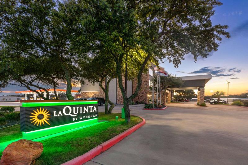 La Quinta Inn & Suites by Wyndham Rockport - Fulton - image 9
