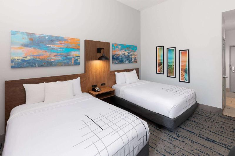 Queen Room with Two Queen Beds and Roll-In Shower - Mobility Accessible/Non-Smoking image 3