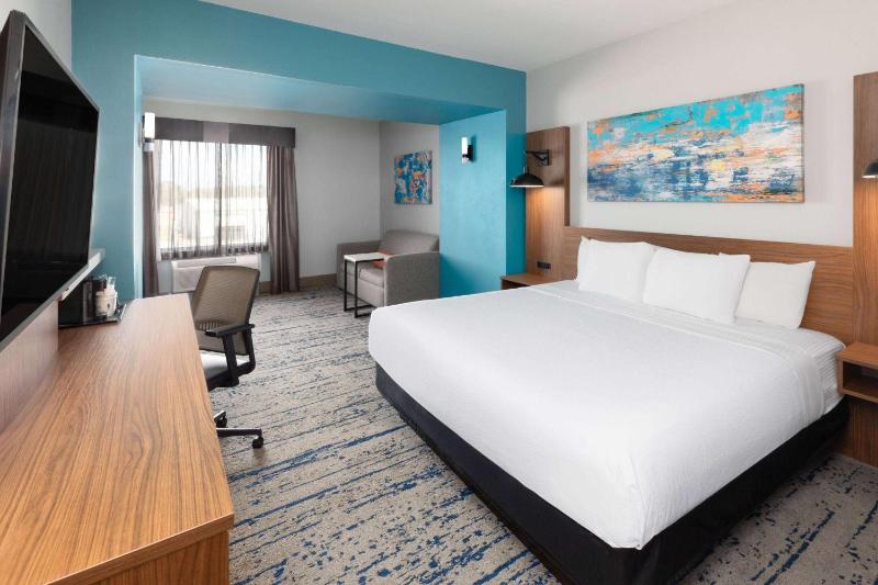 La Quinta Inn & Suites by Wyndham Rockport - Fulton - image 35