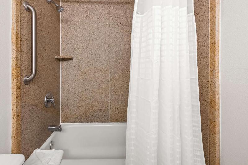 Queen Suite - Non-Smoking image 2