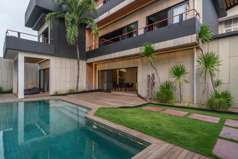Sunset Berawa - Exclusive Modern 4BR Villa in Central Canggu! - image 7